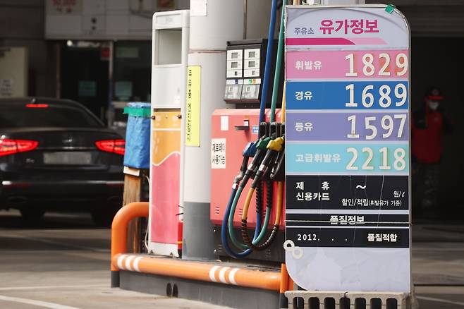 지난 2월 28일 서울 시내 한 주유소에 게시된 유가정보./연합뉴스