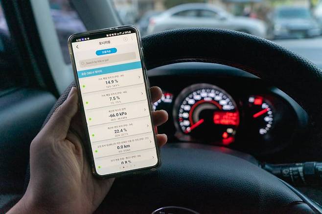 인포카 앱을 통해 차량 정보를 확인하고 있다. 출처=IT동아