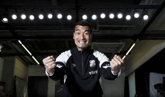 꿈의 무대인 월드컵과 프리미어리그 무대를 모두 밟은 조원희. 은퇴 후엔 유튜브와 방송가를 누비고 있다. 김경록 기자