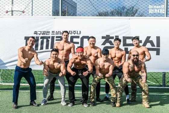 한국 대표 '몸짱'들이 모여 축구에 도전하는 피지컬FC 감독을 맡은 조원희(왼쪽). [사진 조원희]