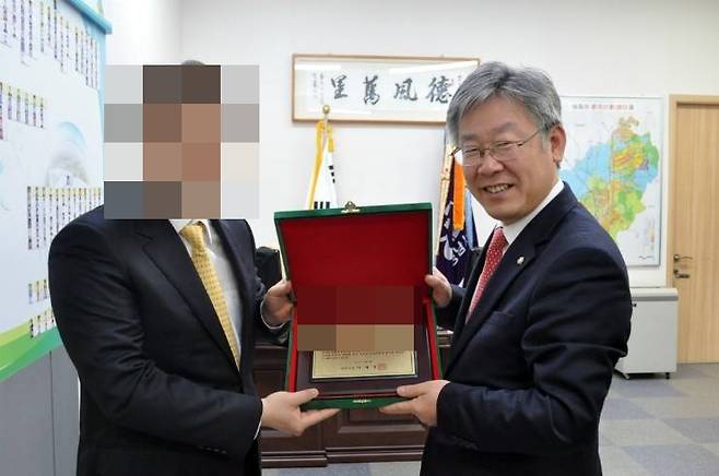 ▲김 씨는 2013년 이재명 후보가 창립한 ‘시상권 활성화 재단’에서 홍보에 기여한 공로를 인정받아 이 후보로부터 직접 표창패를 수여받았다.