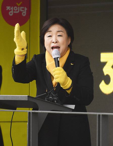 심상정 정의당 대선후보가 1일 자신의 지역구인 경기 고양 화정역 광장 집중유세에서 시민들에게 지지를 호소하고 있다.오장환 기자