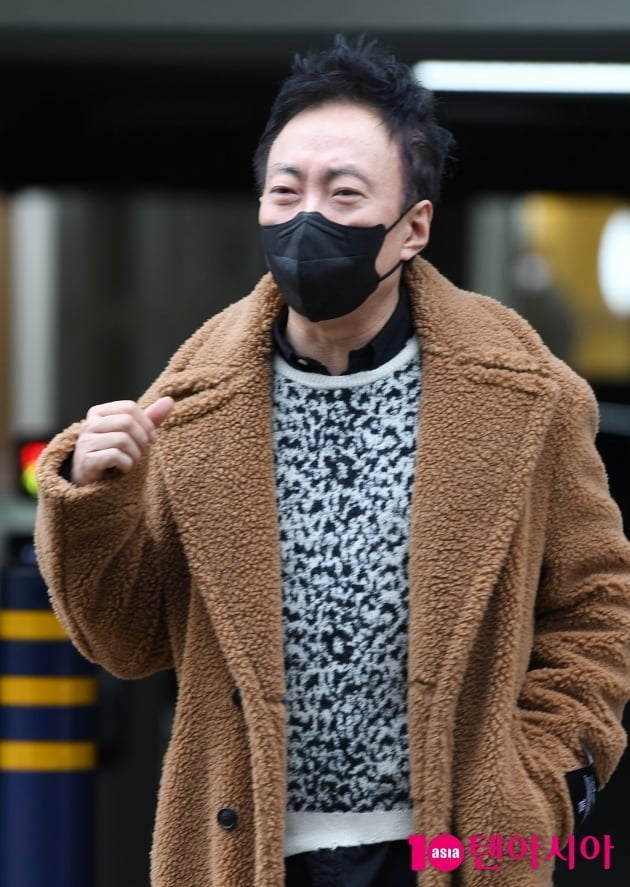The comedian Park Myeong-su, 52, was confirmed for Corona 19.A broadcasting official said on the 3rd, We received a confirmation of Corona 19 as a result of a genetic amplification (PCR) test from the anti-virus authorities this afternoon.Park Myeong-su was positive for the self-kit test on the 1st, and immediately after the PCR test, the test results were delivered from the authorities.Park Myeong-su is quarantined at home after missing KBS Radio live broadcast Cool FM Park Myeong-sus Radio show on the 2nd.Park Myeong-su is also appearing on MBC Everlon Korean Foreigners, E-channel Saturday is good for rice and KBS 1TV Animal Theater Best.