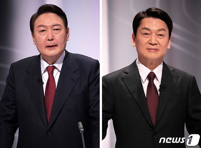 윤석열 국민의힘 대선후보와 안철수 국민의당 대선후보가 3일 새벽 제20대 대선 후보 단일화에 잠정 합의한 것으로 전해졌다. 두 후보는 지난 2일 대선 후보 TV토론회를 마친 뒤 강남 모처에서 3일 새벽까지 2시간 30분 가량 회동을 가졌으며 이 자리에서 안철수 후보는 조건 없이 사퇴하는 방향으로 가닥을 잡은 것으로 알려졌다. 사진은 지난달 25일 대선 후보 토론회에서의 윤석열 국민의힘 대선 후보와 안철수 국민의당 대선 후보의 모습. 2022.3.3/뉴스1 © News1 포토공용 기자