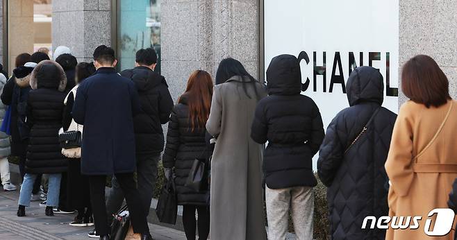 3일 오전 서울 시내의 한 백화점 명품관 샤넬 매장에서 시민들이 입장을 기다리고 있다. 2022.3.3/뉴스1 © News1 이재명 기자