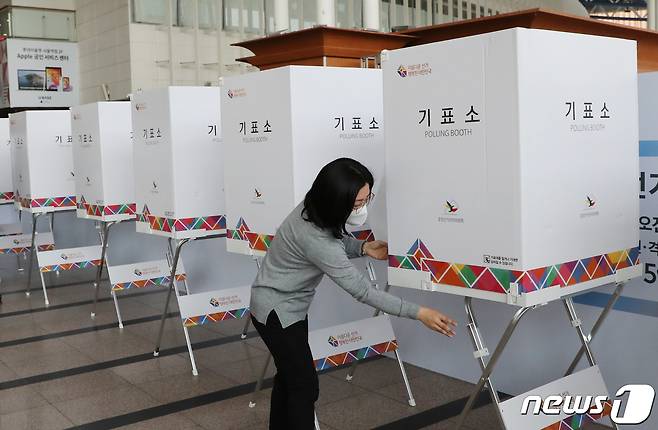 제20대 대통령 선거 사전투표를 하루 앞둔 3일 서울역에 마련된 남영동사전투표소에서 서울시 선거관리위원회 관계자들이 기표소를 점검하고 있다. 2022.3.3/뉴스1 © News1 안은나 기자