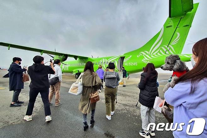 어나더베이비는 1일 '반려견과 함께하는 3.1절 기념 울릉도(DOG도) 비행' 행사를 주최했다. © 뉴스1 최서윤 기자