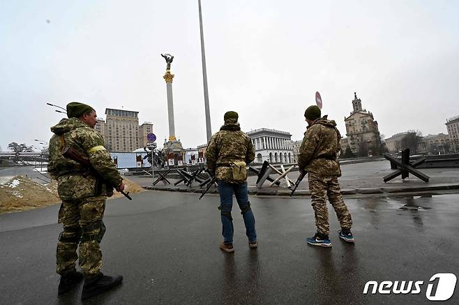 2일(현지시간) 러시아의 침공 속 우크라이나 키이우(키예프)의 독립 광장에 무장 군인이 경비를 하고 있다. © AFP=뉴스1