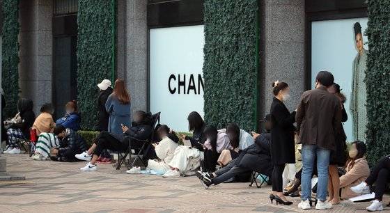 지난해 10월 서울 신세계백화점 본점 앞에서 명품관 개장을 기다리는 시민들이 장사진을 치고 있다. 뉴스1