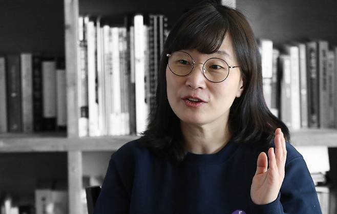 장애인 이동권 개선을 위한 콘텐츠를 만드는 홍윤희 협동조합 무의 이사장이 지난 16일 서울 종로구 자택에서 경향신문과 인터뷰하고 있다. 홍 이사장은 “휠체어를 이용하는 노인들도 늘고 있다”며 “지하철 엘리베이터 확충과 교통 약자들의 이동권 확대는 결국 우리 모두의 미래를 위한 투자”라고 말했다. 김창길 기자