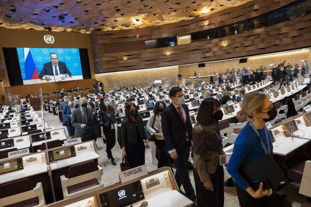 지난 1일(현지시간) 스위스 제네바에서 열린 유엔 군축회의에서 세르게이 라브로프 러시아 외무장관이 화상을 통해 연설을 시작하자 세계 각국의 외교관들이 러시아의 우크라이나 침공에 대한 항의의 표시로 회의장을 줄지어 빠져나가고 있다. AP연합뉴스