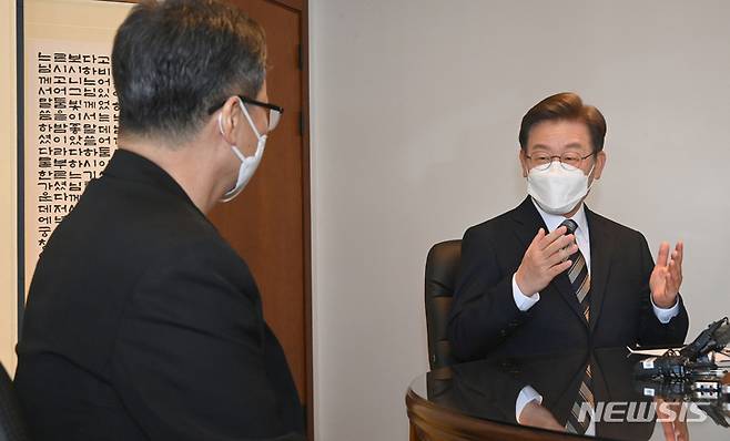 [서울=뉴시스] 국회사진기자단 = 이재명 더불어민주당 대선 후보가 3일 서울 중구 서울대교구청에서 정순택 베드로 천주교 서울대교구장을 예방하고 있다. 2022.03.03. photo@newsis.com