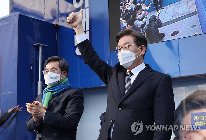 지원유세 나선 김동연과 인사하는 이재명 (서울=연합뉴스) 백승렬 기자 = 더불어민주당 이재명 대선 후보가 3일 오후 서울시 영등포구 타임스퀘어 앞 광장에서 열린 '영등포를 일등포로, 이재명은 합니다!' 영등포 집중 유세에서 후보를 사퇴하고 지원유세에 나선 새로운물결 김동연 후보와 인사하고 있다. 2022.3.3 srbaek@yna.co.kr