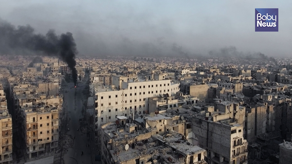 공습이 계속되는 알레포. 영화는 와드 가족이 5년 간 겪은 투쟁 과정을 보여준다. ⓒ(주)엣나인필름