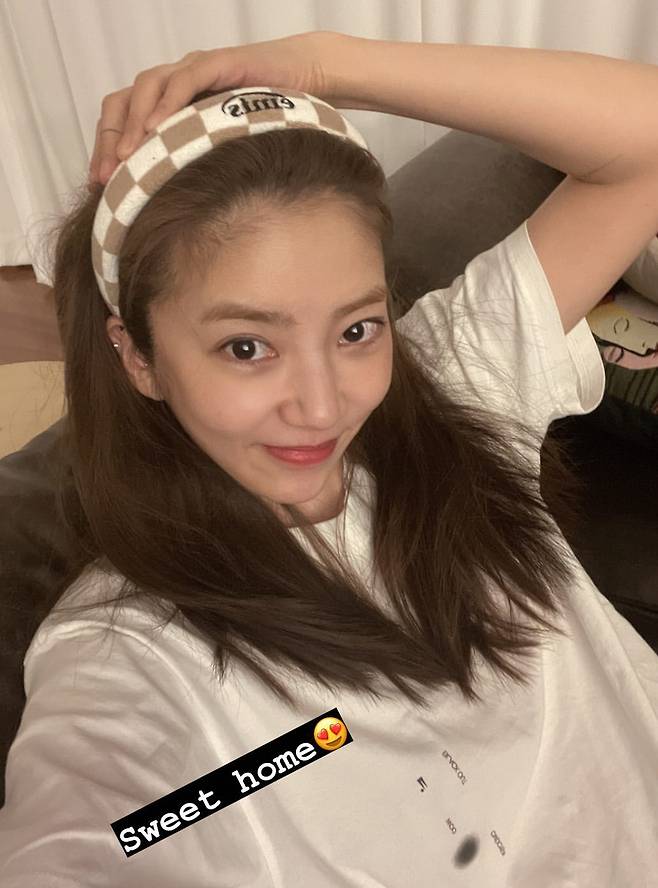 Singer and Actor Son Dam-bi shares daily photosSon Dam-bi posted a picture on his Instagram story on the 4th with an article called Sweet home.The photo shows Son Dam-bi, who showed a comfortable style at home.Wearing an all-back hair with a checkered headband, and a loose-fitting white T-shirt, Son Dam-bi emanated a comfortable yet stylish appeal.Also, the beauty of Son Dam-bi, which seems to be more alive ahead of marriage, catches the eye.Meanwhile, Son Dam-bi will be raising former speed skater Lee Kyou-hyuk and Wedding ceremony on May 13th.