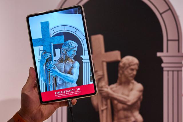 '르네상스 3대 거장 미디어 특별전'에서는 미켈란젤로의 조각상을 AR로 감상할 수 있다. 고양시립 아람미술관 제공