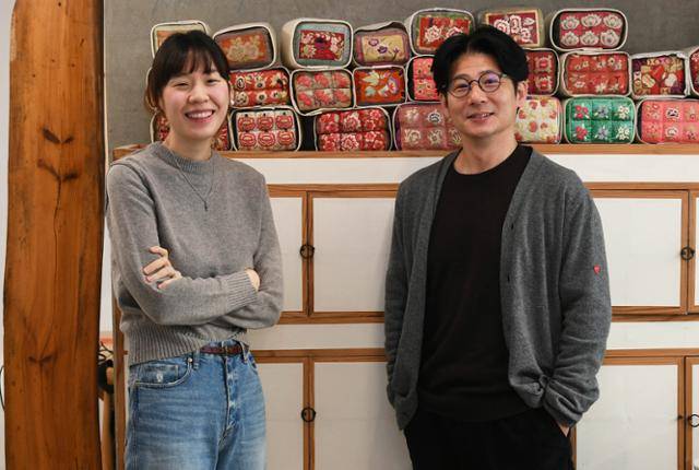 국내 최초의 여관, 유선관을 리노베이션한 건축가 김대균(오른쪽) 착착건축사사무소 소장과 브랜딩 디렉터를 맡은 배시정 비애이컬처 대표. 이들은 "과거에 머물러 있는 유선관에 현재의 시간을 한 층, 한 겹 쌓는다는 생각으로 작업했다"고 말했다. 고영권 기자