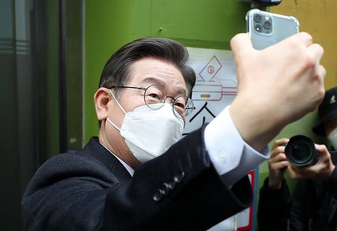이재명 더불어민주당 대선후보가 4일 오전 서울 중구 소공동 주민센터에서 제20대 대통령선거 사전투표를 마친 뒤 인증샷을 촬영하고 있다. [연합]