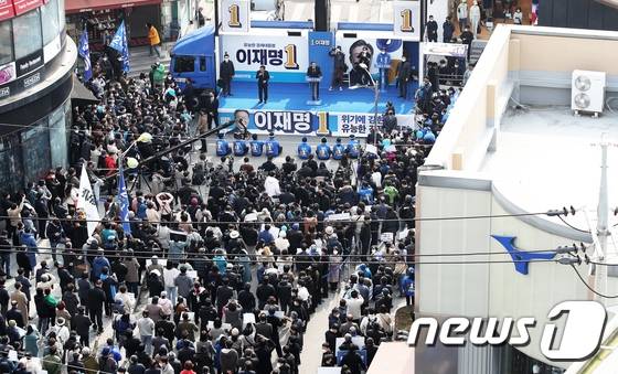 이재명 더불어민주당 대선 후보가 20대 대선 사전투표가 시작된 4일 오후 강원 춘천시 브라운5번가 앞에서 열린 ‘새로운 춘천 시대, 이재명은 합니다!’ 춘천 집중유세에서 지지를 호소하고 있다. - 춘천 뉴스1