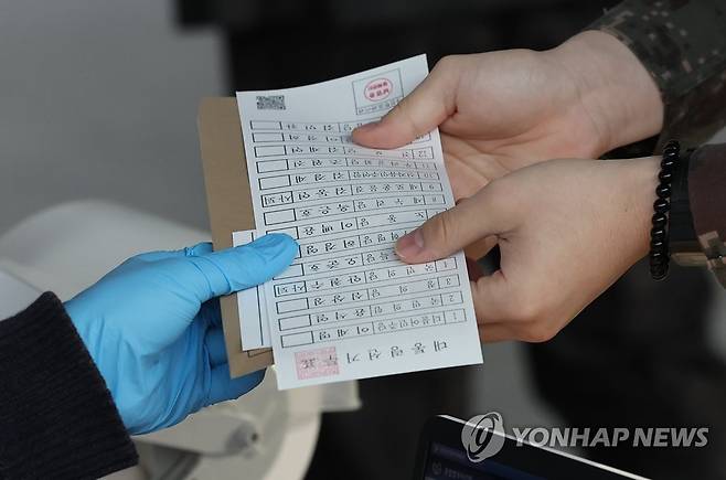 [사전투표] 투표용지 받는 유권자 (서울=연합뉴스) 임헌정 기자 = 제20대 대통령선거 사전투표 첫날인 4일 오전 서울 중구 서울역에 마련된 남영동 사전투표소에서 유권자가 투표용지를 받고 있다.
    투표용지에 국민의당 안철수, 새로운물결 김동연 후보 사퇴 표시가 돼 있다. 
    이날 오전 6시 전국 3천552개 투표소에서 일제히 시작된 사전투표는 다음날 오후 6시까지 진행된다.
    코로나19 확진자와 격리자의 경우에는 오는 5일 방역 당국의 외출 허용 시각인 오후 5시부터 오후 6시 전까지 사전투표소에 도착하면 일반 선거인과 동선이 분리된 임시 기표소에서 투표할 수 있다. 2022.3.4 kane@yna.co.kr