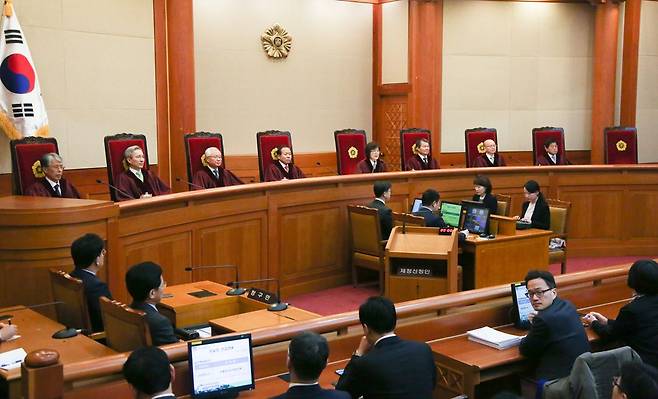 2017년 3월 10일 오전 이정미(사진 뒷줄 왼쪽에서 다섯번째) 헌법재판소장 권한대행이 헌법재판소 대심판정에서 박근혜 대통령 탄핵 심판 사건 발표문을 읽고 있다. 그가 “피청구인 대통령 박근혜를 파면한다”는 주문(主文·결론)을 선고하기까지 걸린 시간은 21분이었다./조선일보DB