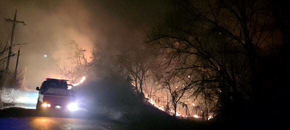 4일 오후 10시20분께 강릉시 성산면 송암리에서 발생한 산불이 인근으로 번지고 있다. 연합뉴스