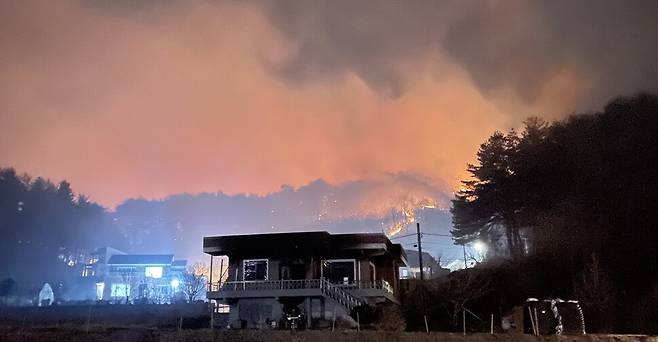 지난 4일 밤 강원 강릉시 성산면에서 산불이 발생한 가운데 마을 뒤편으로 산림이 불에 타고 있다. 연합뉴스