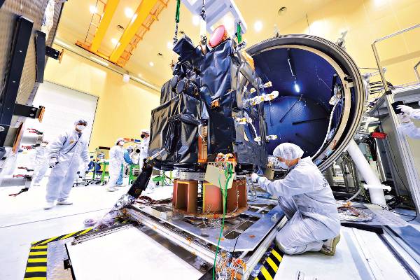 한국항공우주연구원이 지난해 말 한국형 달 궤도선을 대형 열진공챔버에 집어 넣는 환경시험을 진행하고 있다. 달 궤도선이 우주 환경이 재현되는 열진공챔버에서 제대로 기능하는지 여부를 확인하는 시험이다. 항우연 제공