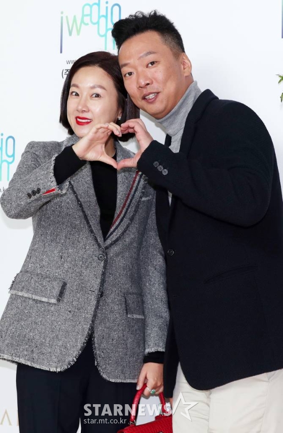 On the 5th, the Joon Park Kim Ji Hye couple was confirmed to have been confirmed by Corona 19 on the 1st.Joon Park and Kim Ji Hye have been given the vaccine third round of vaccinations; they are said to have stopped all schedules and are in home treatment.There are also no special abnormalities, and they are in self-punciation in compliance with the guidelines of the anti-virus authorities.Joon Park did not participate in the live broadcast of MBC radio Joon Park, Jung Kyung Mis 2 oclock which he is DJing from the 1st.Joon Park, Jung Kyung Mis 2 oclock, Bae Chil-soo is in charge of special DJ on behalf of Joon Park from the 1st.Joon Park, Kim Ji Hye will release their scheduled broadcast shooting and schedule when they are released from home treatment.Meanwhile, Joon Park and Kim Ji Hye married in 2005; they have two daughters in their own age.