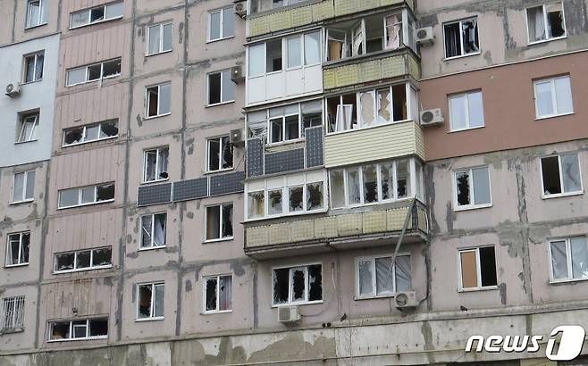 2022년 2월26일(현지시간) 우크라이나 마리우폴에서 포격으로 주거용 건물이 피해를 입은 모습. 2022.02.26/news1 © 로이터=뉴스1 © News1 김민수 기자