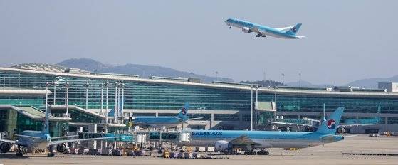 6일 인천국제공항 계류장에 대한항공 여객기가 이륙하고 있다. 대한항공은 러시아 모스크바 공항에서 연료보급 불가 조치가 발효됨에 따라 주1회 운항 중이던 모스크바행 여객기 운항을 오는 18일까지 중지한다. 아시아나항공도 주7회 운항하던 유럽행 화물기에 대해 오는 20일까지 모스크바를 경유하지 않기로 했다. 뉴스1