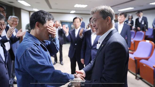 2017년 6월 탄도미사일 시험발사 후 박종승 당시 유도무기체계단장이 대통령 앞에서 눈물을 훔치고 있다.