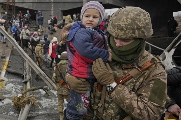 5일(현지시간) 우크라이나 키이우 외곽에서 우크라군이 피란민 대피를 돕고 있다./AP 연합뉴스