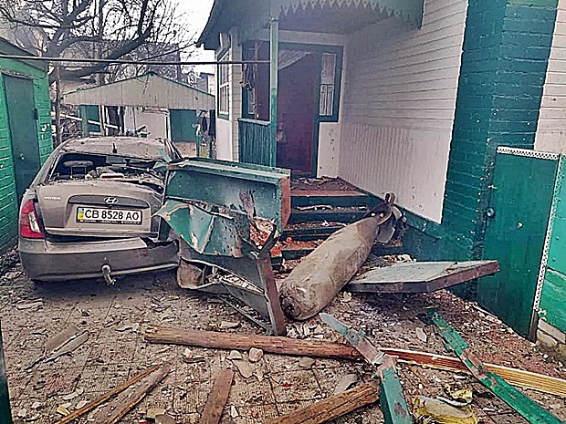 5일(현지시간) 우크라이나 수도 키이우에서 북동쪽으로 150㎞ 떨어진 체르니히우 주택가에 러시아 전투기 잔해가 나뒹굴고 있다./로이터 연합뉴스
