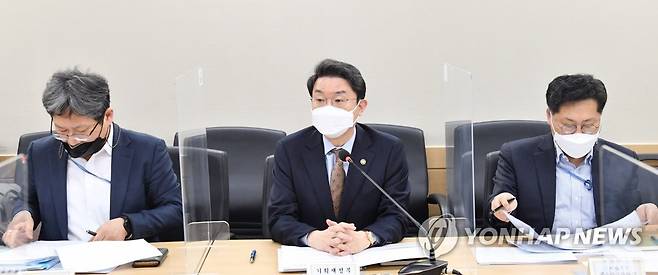 경제안보 핵심 품목 TF 겸 우크라이나 사태 비상대응 TF 회의 (서울=연합뉴스) 이억원 기획재정부 차관이 지난 4일 정부서울청사에서 '제8차 경제안보 핵심 품목 TF 겸 제11차 우크라이나 사태 비상대응 TF 회의'를 주재하고 있다.
    [기획재정부 제공. 재판매 및 DB 금지] photo@yna.co.kr