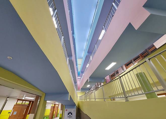 알록달록 복도 [촬영 양지웅]