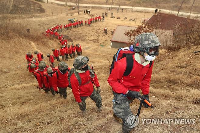 '진화작전 나선 해병' (울진=연합뉴스) 김현태 기자 = 울진·삼척산불 사흘째인 6일 오후 경북 울진군 울진읍 신림리 일대에서 해병대 장병 300여명이 산불진화작전에 투입되고 있다. 전날부터 진화작전에 투입된 해병대 1사단 신속기동부대 900여명은 이날 각지로 흩어져 진화를 도왔으며 산불이 꺼질 때까지 작전을 이어갈 예정이다. 2022.3.6 mtkht@yna.co.kr