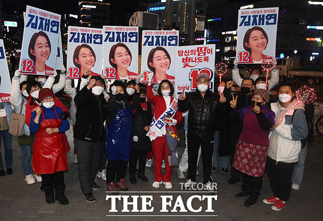 김재연 진보당 대선 후보(가운데)가 7일 저녁 서울 서대문구 신촌역 일대를 찾아 게릴라 유세를 갖고 지지자들과 기념촬영을 하고 있다. /이동률 기자