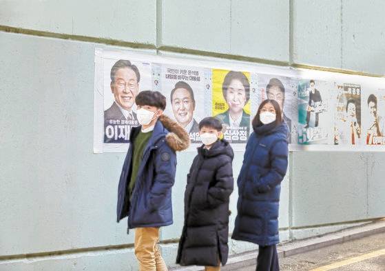 소중 학생기자단이 대선부터 학급회장 선거까지 즐비한 선거철을 맞아 선거의 꽃, 공약에 대한 여러 이야기를 나눴다. 왼쪽부터 송현근 학생기자·김휘윤 학생모델·장재인 학생기자.