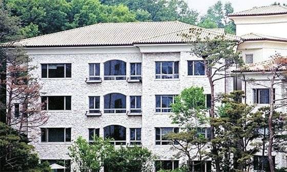국내 최고급 주택의 하나인 트라움하우스 5차가 185억원에 손바뀜을 했다.