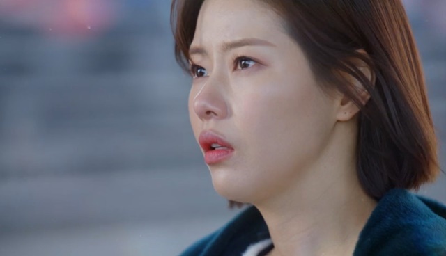 In addition to the pregnancy fraud field, Park Ha-na was in danger of being caught up in his son, who adopted Ji Hyun Woo as a bum.In the 46th episode of KBS 2TV weekend drama Shinto and Young Lady broadcast on March 6, Jo Sa-ra (played by Kim Sa-kyung/directed by Shin Chang-seok) was caught in the pregnancy scam that tried to deceive Lee Young-guk (played by Ji Hyun Woo).All the facts were discovered when she was pregnant with a child of Cha-geon (Kang Eun-tak) called Jo Su-ra and tried to marry her by turning her into a child of Lee Young-guk.Lee Young-guk regained all his memories and asked Jo Sa-ra, Who is the child in the stomach? In the trailer, Jo Sa-ra was drawn from Lee Young-guks house.The investigation was carried out in the name of having a son of Jin Sang-gu (Jeon Seung-bin) in the past and throwing it in front of Lee Young-guks house, and Lee Young-guk was next to Lee Sejong (Seo Woo-jin), who adopted and raised him as his youngest son.In the meantime, it was predicted that Sejongs father, Jin Sang-gu, will know the secret.