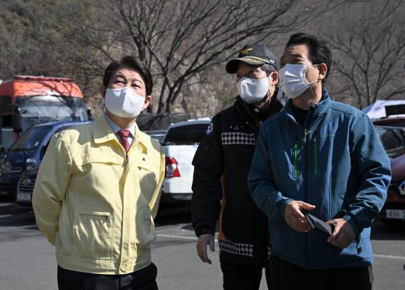 권영진 대구시장(왼쪽)과 김문오 달성군수가 3월3일 달성군 가창면 산불 현장을 점검하고 있다.