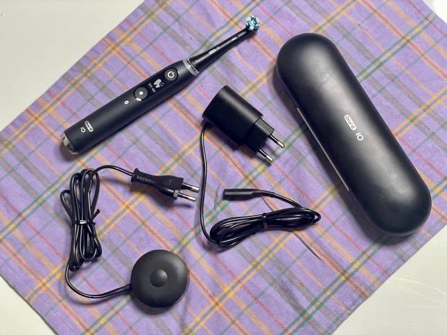 오랄비 iO 시리즈9의 충전기들./사진=백유진 기자 byj@