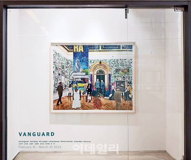 서울 성동구 서울숲길 아뜰리에아키의 기획전 ‘뱅가드’ 전경. 유리문 너머 전시장 분위기를 가늠케 할 존 쿡의 ‘존 쿡’(John Cook·2020)이 갤러리 입구 쇼윈도에 걸려 있다. 존 쿡은 ‘뱅가드’ 전에 참여하기도 한 ‘따로 또 같이’를 지향하는 작가 김성국과 김시종이 의기투합해 결성한 그룹명이다(사진=오현주 문화전문기자).