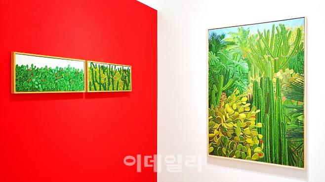 ‘뱅가드’ 전에 참여한 작가 정인혜의 ‘무제’(2021·왼쪽부터)와 ‘무제’(2021), ‘마음의 전경 01’(View of Mind 01·2022). 선인장을 모티프로 작업하는 작가의 작품에는 단순한 묘사나 표현 이상의 세계가 들어있다(사진=오현주 문화전문기자).