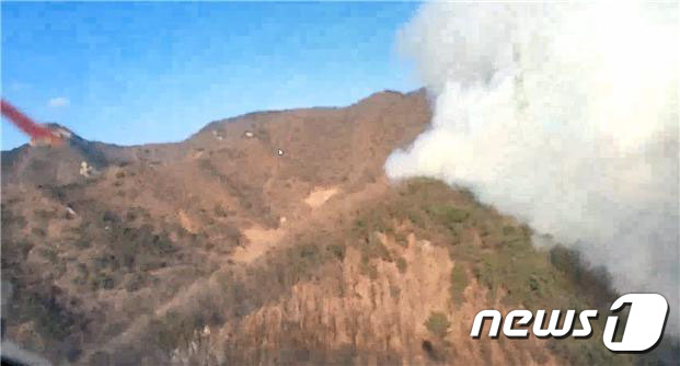 지난 5일 경기도 안산시 상록구 장상동 일원 수리산 자락에서 발생한 산불. /뉴스1