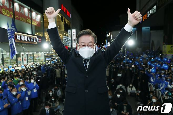 이재명 더불어민주당 대선 후보가 20대 대선을 이틀 앞둔 7일 저녁 청주 상당구 성안길에서 열린 ‘대한민국의 심장 충북, 이재명과 다시 뜁시다!’ 청주 유세에서 시민과 지지자들에게 인사하고 있다.  2022.3.7/뉴스1 © News1 오대일 기자