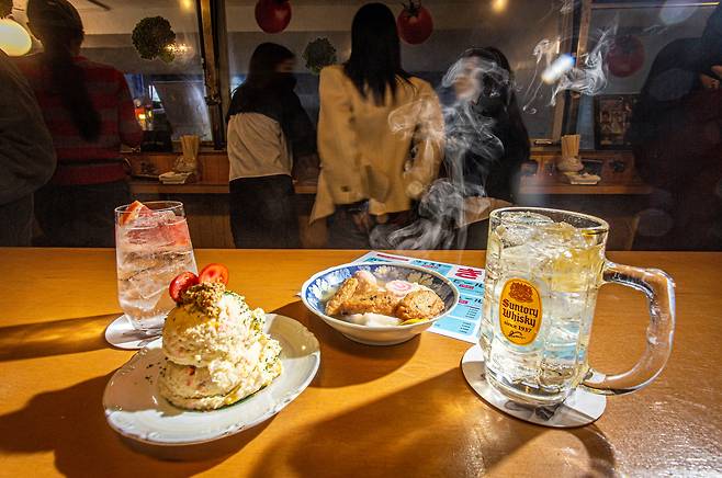 선술집 '키보'의 진 토닉, 감자사라다, 오뎅, 하이볼(왼쪽부터)/이신영 영상미디어 기자