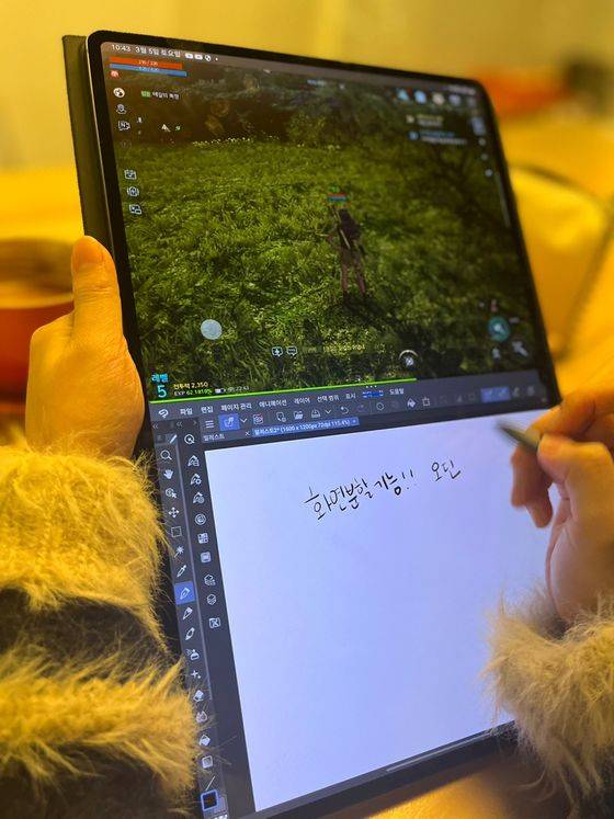 삼성전자 갤럭시탭S8 울트라에서 화면 분할 기능을 이용해 카카오게임즈 MMORPG '오딘'과 '클립스튜디오'를 2분할해 실행한 모습.ⓒ데일리안 최은수 기자