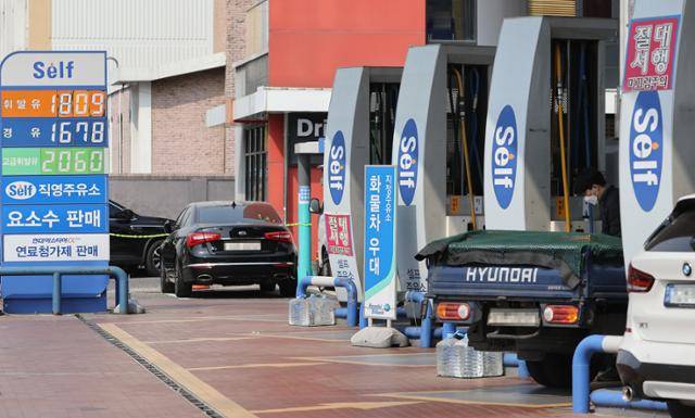 국제유가가 한때 배럴당 130달러 선을 돌파한 7일 서울 시내 한 셀프주유소의 모습. 연합뉴스